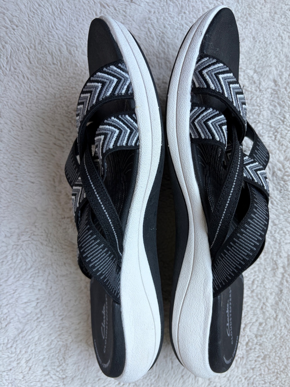 Like New Clarks Black & White Strappy Cloudsteppers Slip-On Sandals Women 8.5 - Picture 2 of 7